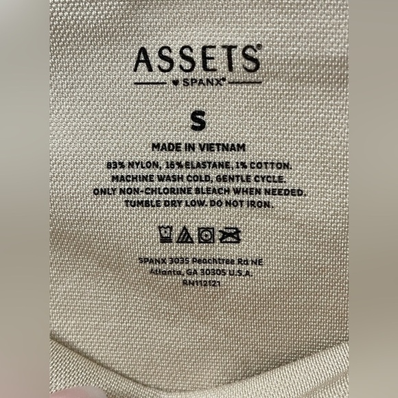 ASSETS by SPANX Women's Remarkable Results Mid-Thigh Shaper - Size Small - Picture 4 of 4